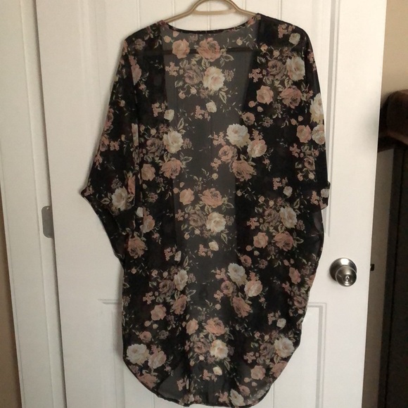 Sheer black pink rose shawl with sleeves - Picture 2 of 3